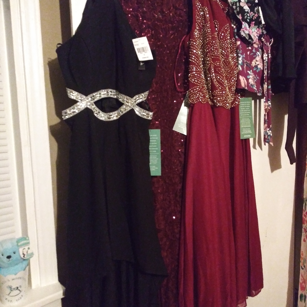 Dresses - Picture 2 of 8
